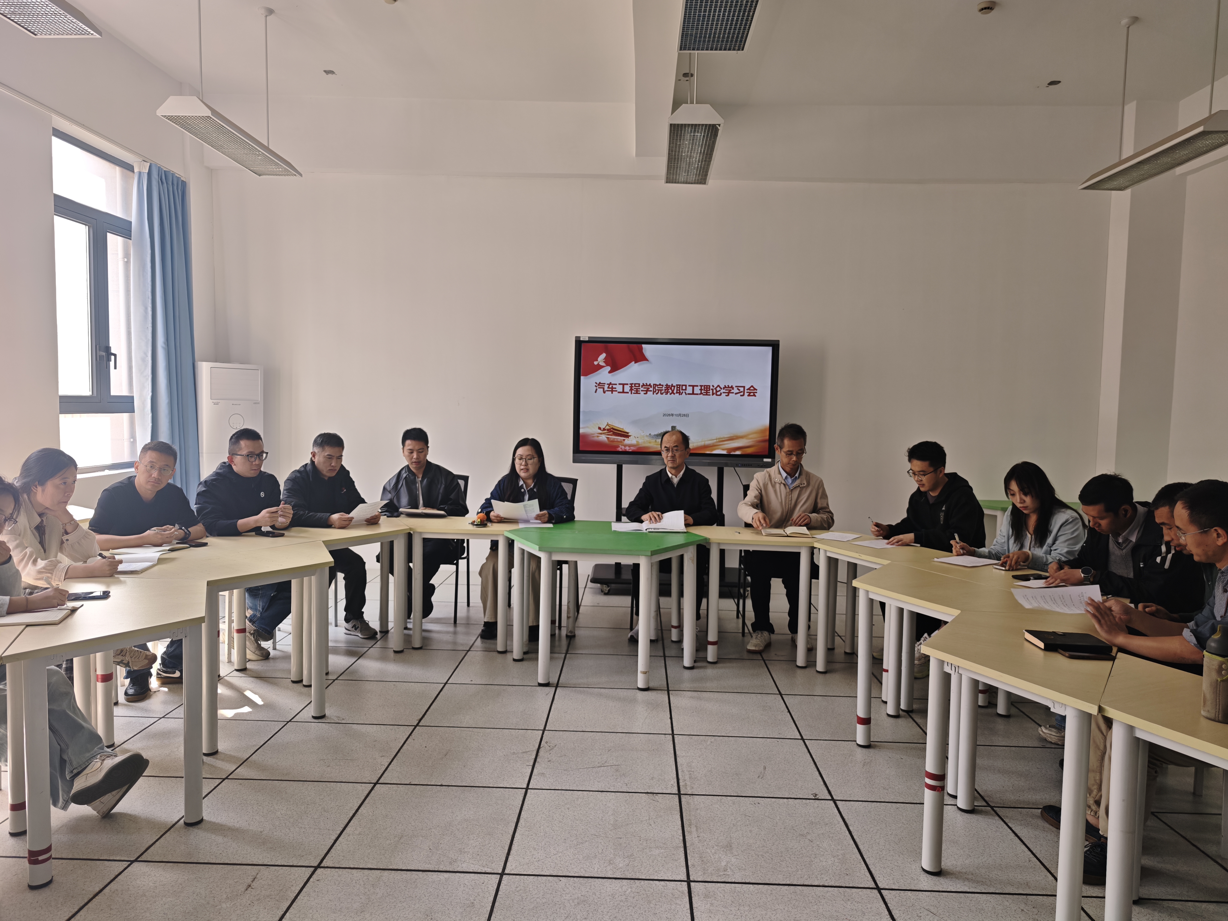 厚植师德涵养 锤炼职教匠心 ——汽车工程学院召开师德师风专题学习会暨承诺书签署仪式